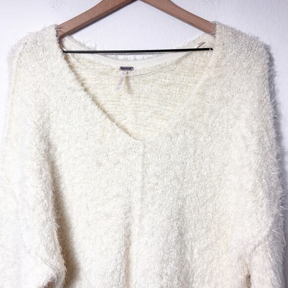 FREE PEOPLE FUZZY WHITE CREAM FUZZY V-NECK SWEATER SIZE XS 100% NYLON - Picture 4 of 6